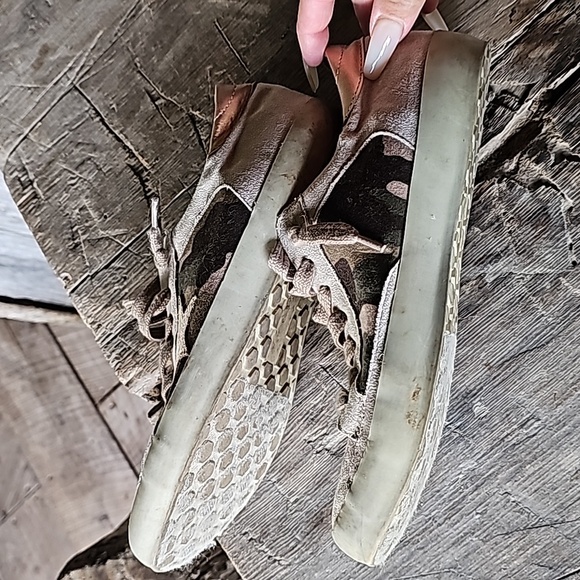 SHU SHOP PAULA Star Camo Sneaker - Picture 7 of 7